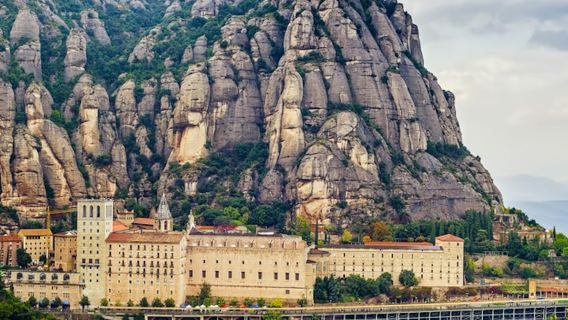 Montserrat Mountain Card: Train from Barcelona + Rack Railway + Moreneta Access