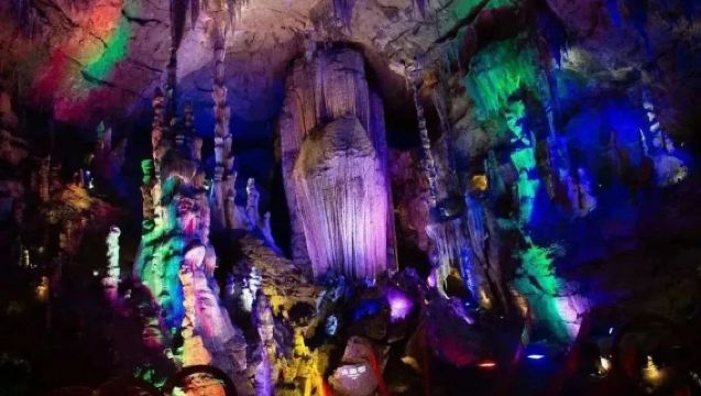 Overlooking the First Bend of the Yangtze River - Cave of Ten Thousand People, a unique perspective: Wuxiakou Scenic Spot + Wuyuan Cave