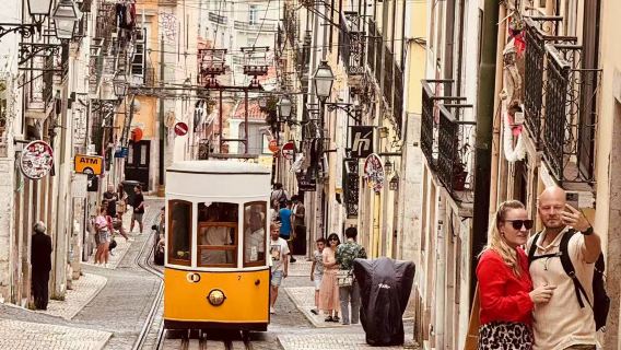 Lisbon to Porto 1-day private charter tour in Chinese (with a stop to visit Sintra)
