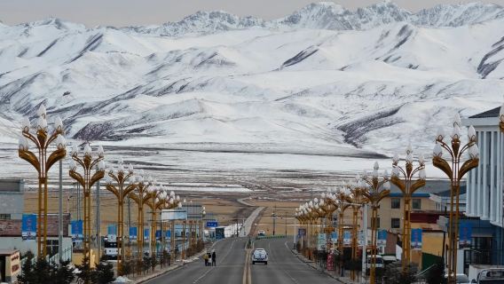 Admire the rime scenery at Gangshika, visit Lianxin Lake Waterfall, explore Ebao Highway, and enjoy a complimentary horseback riding experience on Qilian Grassland.