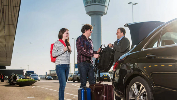 Trasferimento dall'Aeroporto Internazionale di Dubai agli hotel nel centro di Abu Dhabi o viceversa (autista di lingua inglese)