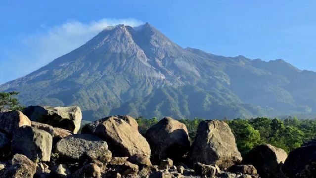 ジョグジャカルタ市:ボロブドゥール遺跡+ムラピ火山+プランバナン寺院【入場チケット+英語ドライバー付き】