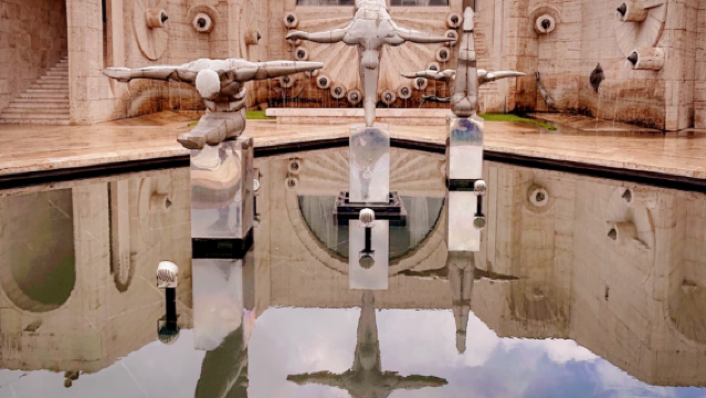 Bandar purba Yerevan yang berusia ribuan tahun, kompleks gereja Warisan Dunia, dan menikmati Gunung Suci Ararat bersama Bahtera Nuh.