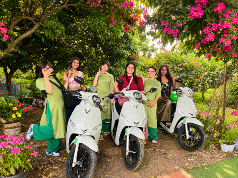 Tur Sepeda Motor Kota Hanoi dengan Pengendara Wanita Berbaju Ao Dai Hijau & Jalan Kereta Api