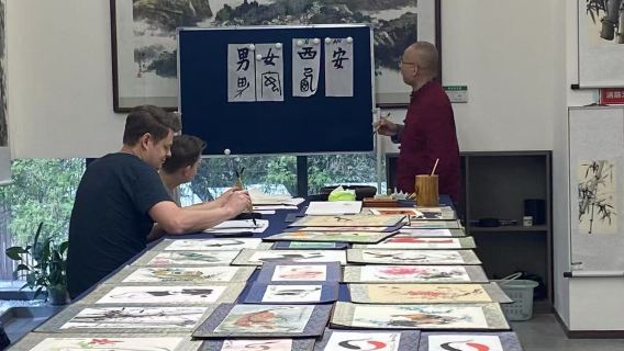 Un'Esperienza Immersiva di Calligrafia e Pittura Cinese