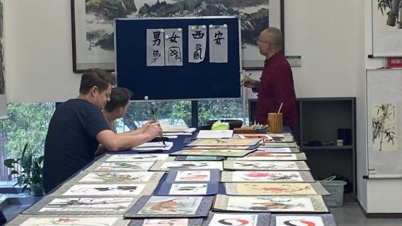 Un'Esperienza Immersiva di Calligrafia e Pittura Cinese