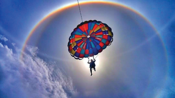 パタヤ パタヤビーチ パラセーリング体験【パタヤビーチ パラセーリング/スピードボート送迎・開放感満載・360度パノラマビュー】