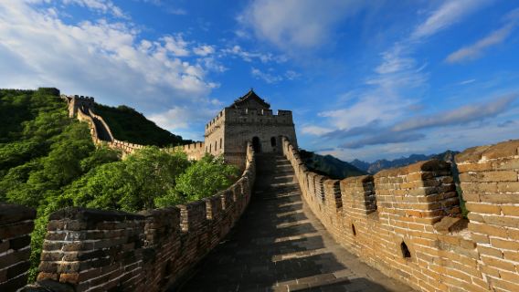 Autobús de ida y vuelta a la Gran Muralla de Mutianyu en Pekín [7:30 | 8:30 | 9:30 | 12:00 | 15:30 con múltiples franjas de hora de salida y opción de idiomas ruso/español + incluye billete de lanzadera + opción de mejorar a servicio de coche privado con conductor]
