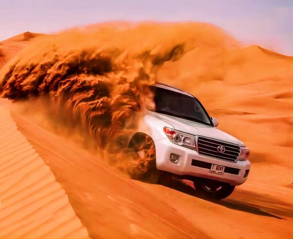 Tour di un giorno nell'accampamento nel deserto di Dubai [Popolare safari nel deserto, passeggiata in cammello, spettacoli tradizionali e trasferimento dall'hotel]
