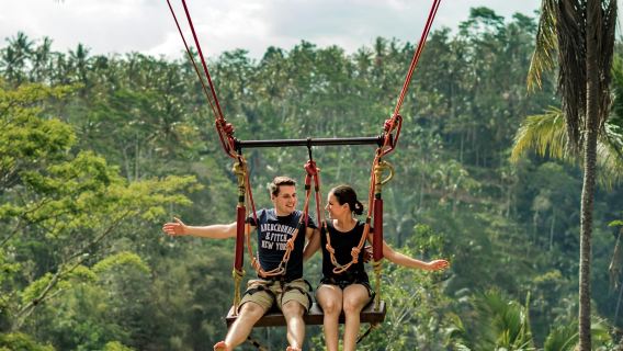 Gunung Batur: Jejak Matahari dengan Jeep & Buai Hutan