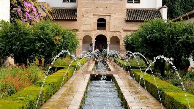 Alhambra : Billet d'entrée coupe-file + visite guidée