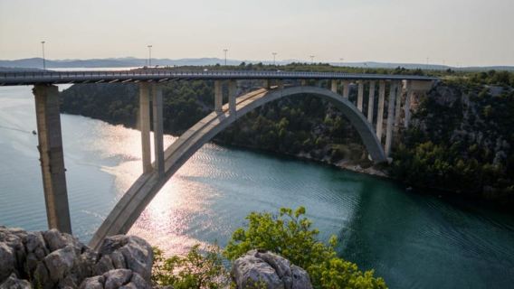從斯普利特或特羅吉爾出發：NP Krka 自行車之旅和 Primošten