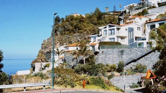 Tour autoguidato in bici elettrica da Funchal a Garajau