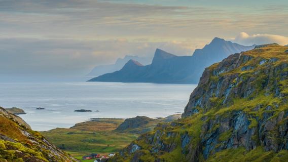"Hiking in the Lofoten Islands – Guided in French"