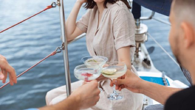 Tour en barco de medio día en Catania con aperitivo a bordo