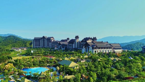 Pacchetto di 2 giorni e 1 notte presso l'hotel termale Qintian Xile Valley a Fogang, Qingyuan, con opzioni per visitare le terme Fenghuang, il parco acquatico, il parco giochi senza motore e biglietto d'ingresso, incluso il pacchetto gastronomico della valle notturna.