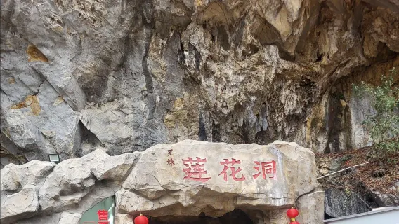 Tour di un giorno alla grotta di Luomei Lotus, al gruppo di doline di Dashiwei e al lago Haokun a Baise, Guangxi, con servizio in cinese e inglese