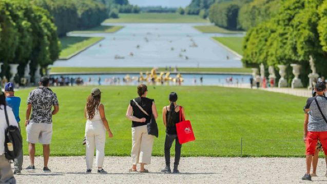 Palace of Versailles: Gardens & Trianon Estate + Guided Tour + Transport