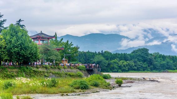 成都往復都江堰観光エリア＋青城山ワンデーツアー【二環線内送迎＋入場チケット込み】