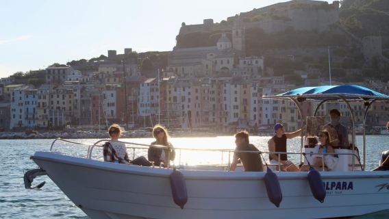 La spezia: Boat Tour in Portovenere with lunch, wine and fun