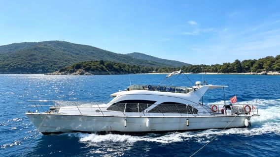 Zhanjiang yacht sailing ~ 57-ft Goddess yacht charter from Zhanjiang + KTV + sea fishing