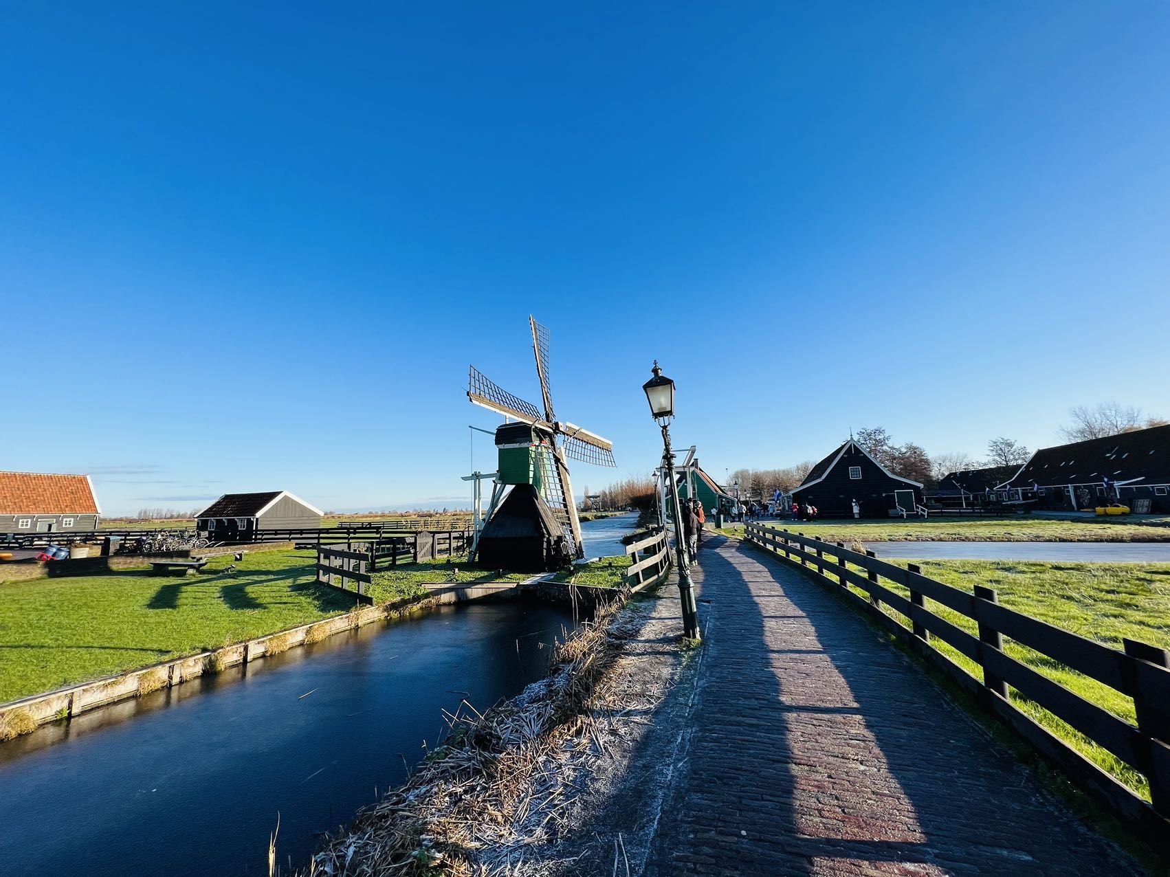 オランダ風車村+締め切り大堤防+ギートホールン ワンデーツアー【遊覧船付き、ホテル送迎込み】