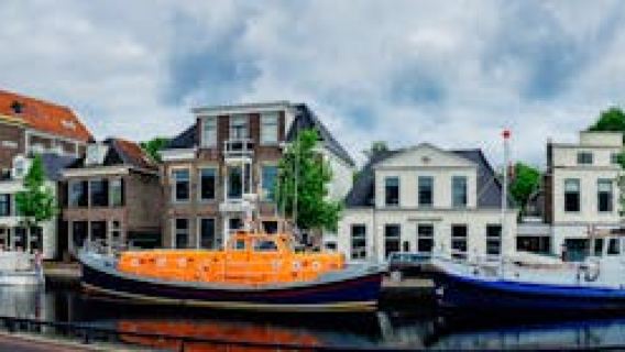 Self guided tour with interactive city game of Assen