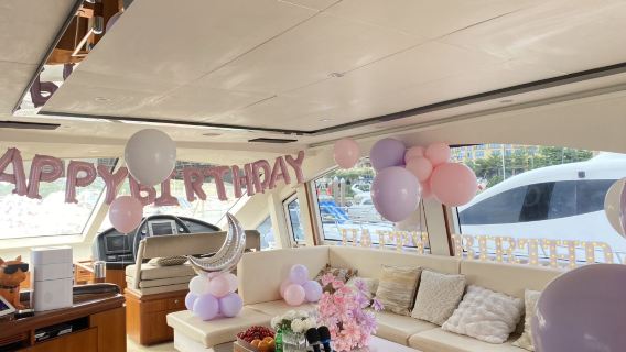 【廣州遊艇出海】廣州遊艇生日求婚高端豪華套餐 含遊艇動態出航2小時+靜態佈置2小時+生日求婚精美場景佈置