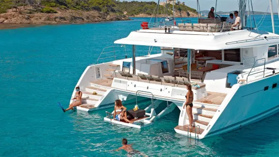 Thailands Phuket Yachtcharter (Luxus-Flybridge-Katamaran/Katamaran-Motoryacht/Sportboot) Hochseefischen, Schnorcheln, Inselbesuche, Strand, Sonnenuntergangs-Dinner, Meeresfrüchte-BBQ, Surfen auf dem Meer