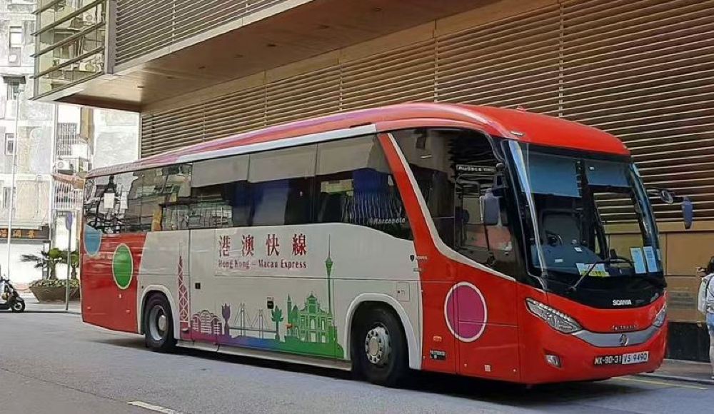 港澳快線跨境直通巴士紅色車身停泊澳門街頭外觀