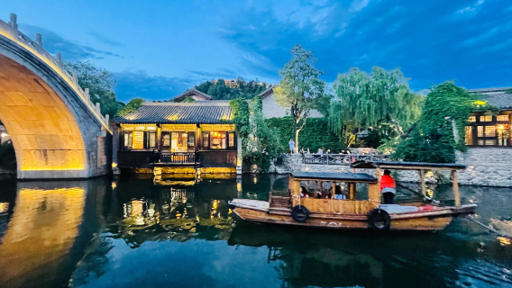 Beijing W Town: 10-Person Small Group/Private Tour with Multilingual Options for Seamless Communication