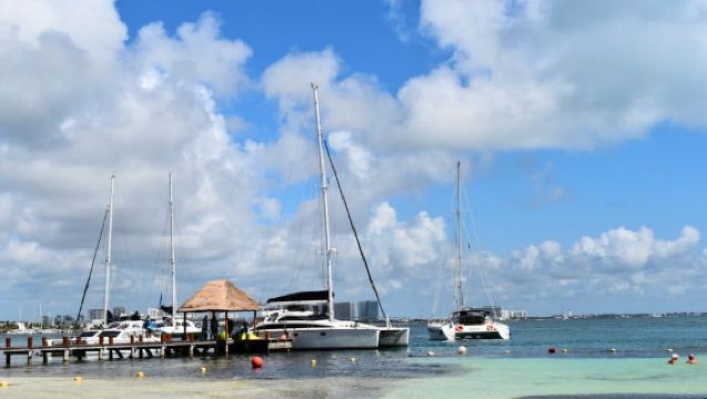 Cancun: Isla Mujeres Katamaran mit Buffet, Getränken und Schnorchel