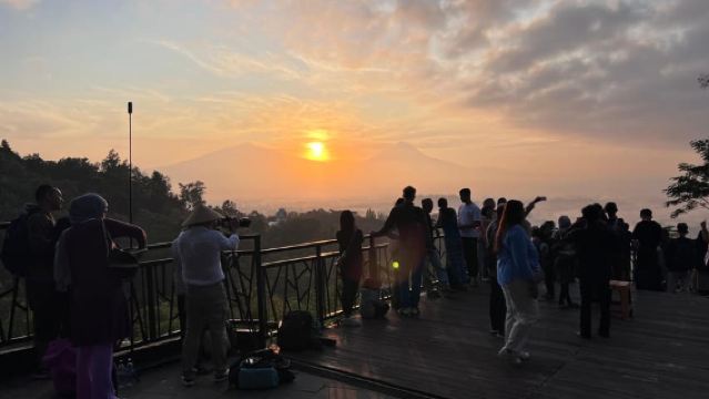 Yogyakarta: Borobudur Sunrise From Setumbu Hill Shared Tour