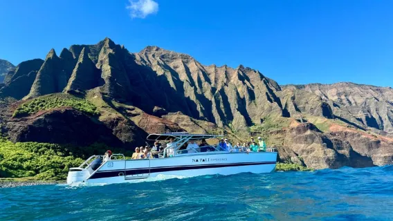 Kauai: Na Pali Coast Deluxe Power Catamaran Tour