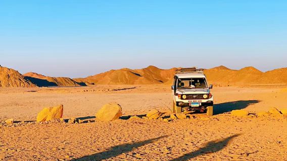 이집트 홍해 주, 후르가다 사막의 베두인 부족 왕복 지프차.