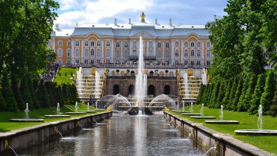 Saint Petersburg Chinese private charter + SMOLNY Historical and Memorial Museum + Catherine Palace + Pushkin 1-day tour