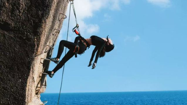 Pulau Wuzhizhou Flyada di Laut · Mesin Gambar Kehidupan · Mendaki Batu Pemandangan Laut Tebing