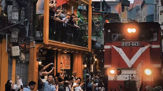 [Hanoi, Vietnam] Downtown private charter 1-day tour: Optional itinerary - customize surroundings - optional Chinese and English service