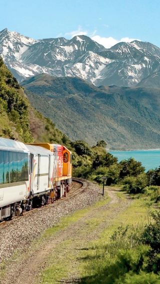 Classic Pacific scenic train tour in New Zealand: Picton-Kaikoura-Christchurch (one-way)