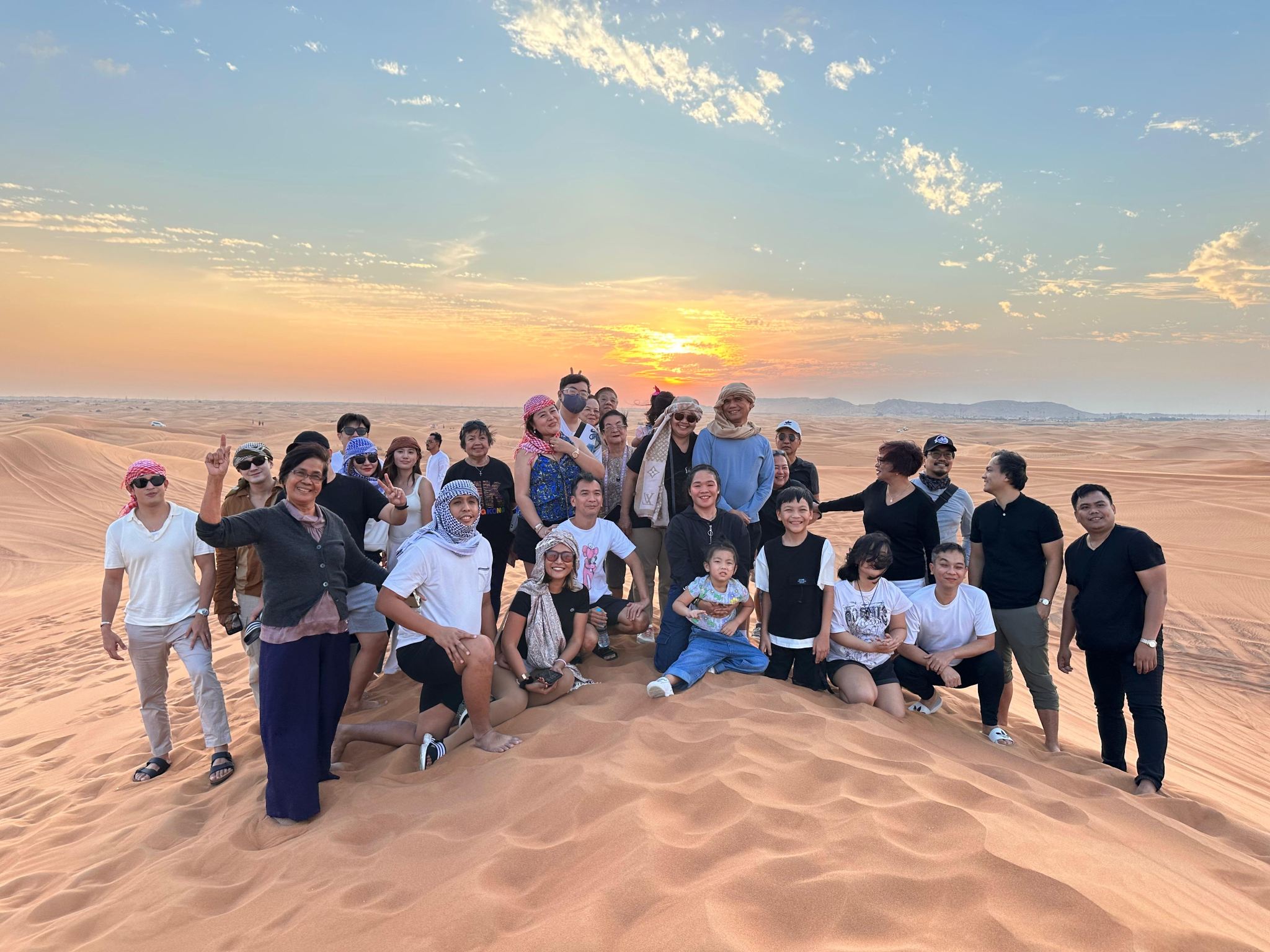 Servizio di Campeggio Lahbab[Safari nel deserto con passeggiata in cammello, sandboard e cena barbecue]