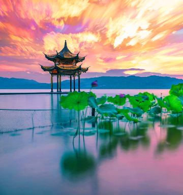 Hangzhou Leifeng Tower + West Lake Pleasure Boat + Three Pools Mirroring the Moon Half-Day Tour [Morning/Afternoon/Private Tour Guide]