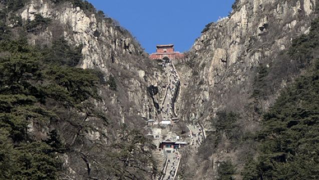 1-day Tour of Mount Taishan in Tai'an, Shandong (Including Yuhuang Ding and Dai Temple with Guided Hiking) - Chinese and English Services Available