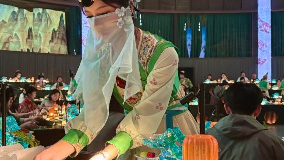 Иммерсивное шоу-ужин в стиле дворцовой кухни Чэнду: традиционный китайский банкет знати древнего дворца - сычуаньский хот-пот + музыка в стиле ханьфу/театральное представление - обед/ужин - возможен макияж и стилизация