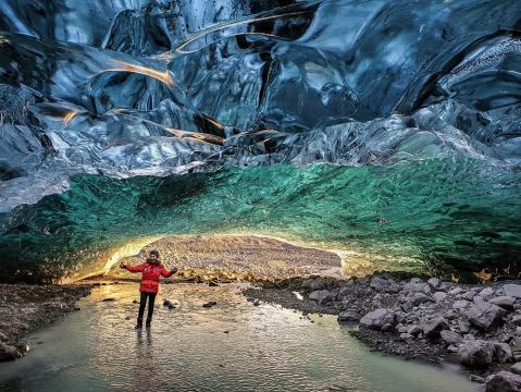 Sindri's Ice Cave Photography Tour: A Local's Perspective