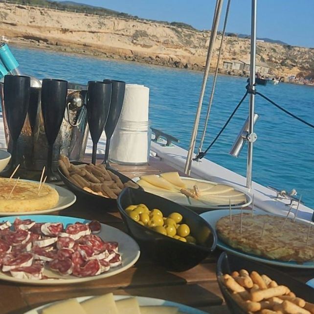 Ibiza : excursion en bateau avec banana boat, repas et bar ouvert premium