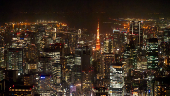 Helikopterrundflug über die nächtliche Skyline von Tokio (mit Blick auf den Tokio Skytree und Asakusa aus der Vogelperspektive)
