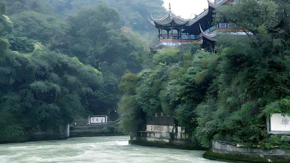 Dujiangyan + Gunung Qingcheng lawatan sehari termasuk tiket masuk + pemandu pelancong + makan tengahari istimewa + perkhidmatan hantar-jemput pagi