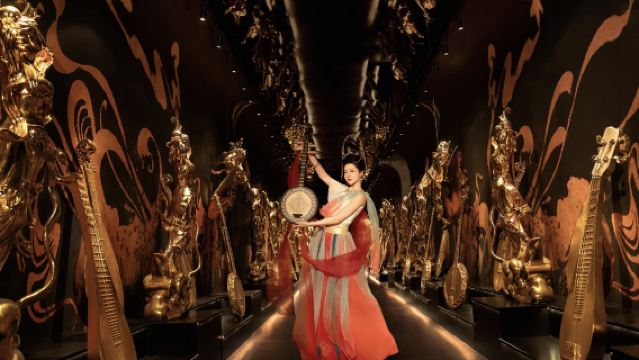 เซี่ยงไฮ้ ซวี่ ตุนหวง - การแสดงอาหารสไตล์ราชสำนักตุนหวงตะวันตก (การแสดงระบำดนตรีตุนหวง + งานเลี้ยงที่น่าตื่นตาตื่นใจทั้งภาพและรสชาติ + เลือกชุด/แต่งหน้าได้)