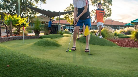 กิจกรรมกอล์ฟมินิและทัวร์สำรวจจิงโจ้ที่รีสอร์ทเวย์นส์ เพิร์ธ ประเทศออสเตรเลียตะวันตก