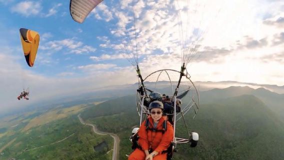 Tayland Chiang Mai motorlu yamaç paraşütü deneyimi (yüksekten uçuş + eğitmen eşliğinde uçuş)